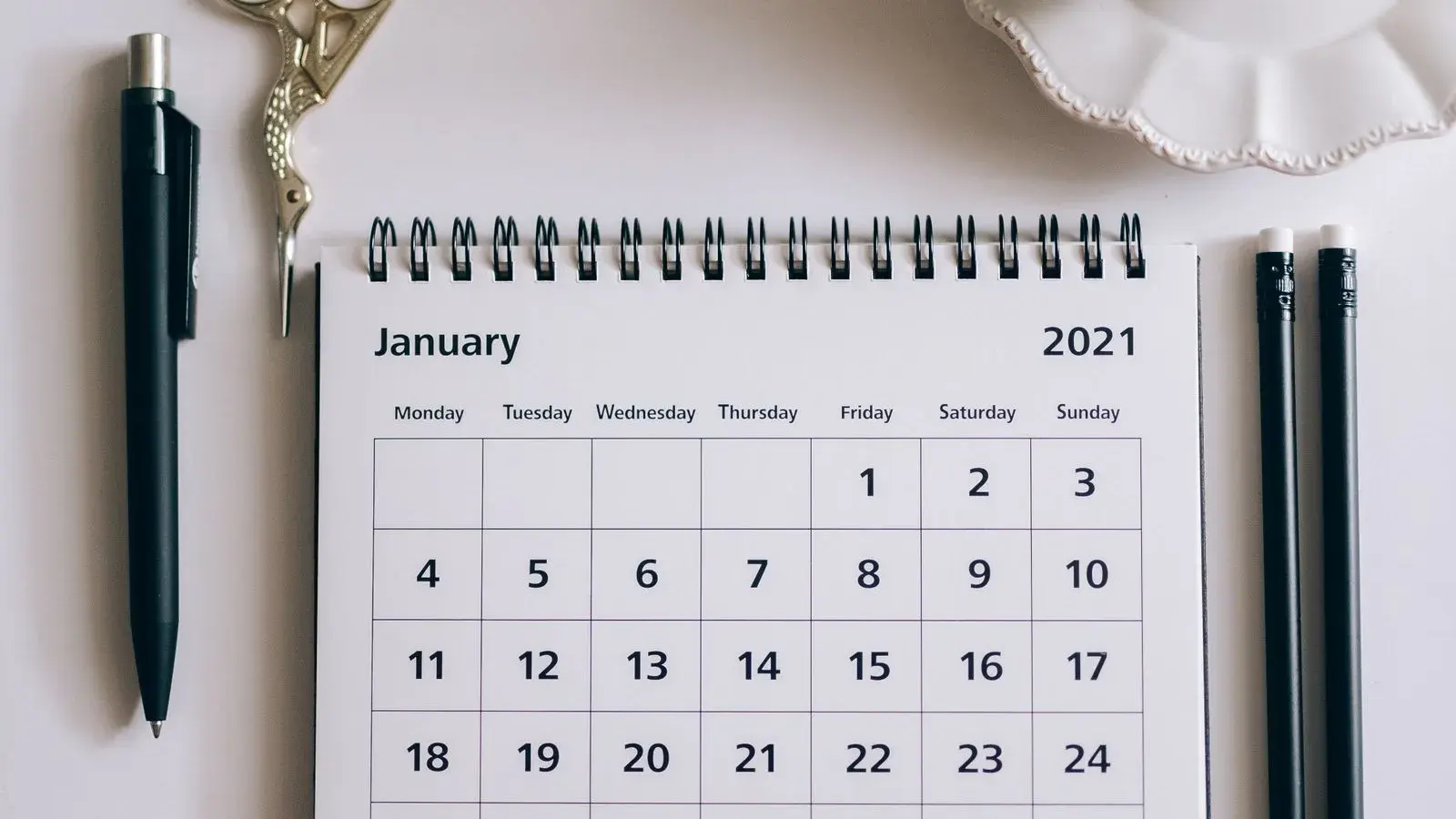 Desk calendar and pen, symbolizing annual US LLC compliance deadlines