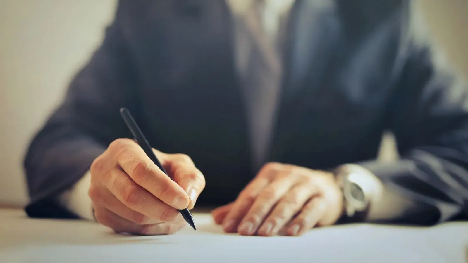 رائد أعمال يوقّع مستندات تأسيس الشركة في المكتب